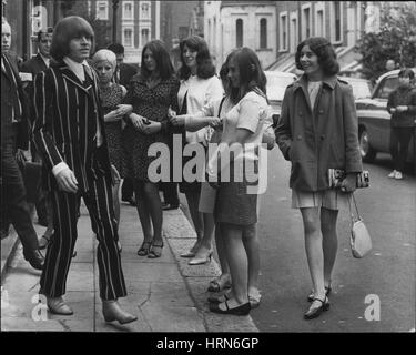 06 giugno 1967 - Rolling Stone Brian Jones oggi in tribunale: Brian Jones, i 25 anni membri dei Rolling Stones, è apparso oggi al West London Court con l'accusa di droga con lui era 24 anni intrattenitore svizzero di nascita noto come Prince Stahislas Klossowski de Rola, barone de Watteville, che è con la stessa accusa. Le foto mostrano Brian Jones visto dopo l'audizione di Londra oggi guardato da alcune mini-gonna ragazze. (Immagine di credito: © Keystone Press Agency/Keystone USA via ZUMAPRESS.com) Foto Stock