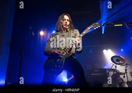 Wrexham, Regno Unito. Il 4 aprile, 2017. Damon Johnson di Black Star piloti eseguire a William Aston Hall, Wrexham, Regno Unito. Ceridwen credito Hughes/Alamy Live News Foto Stock