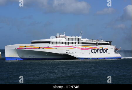 Il Condor Auto & traghetti passeggeri che arrivano in St Peter Port Guernsey, dopo aver attraversato il canale da Poole nel Dorset Foto Stock