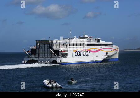 Il Condor Auto & traghetti passeggeri che arrivano in St Peter Port Guernsey, dopo aver attraversato il canale da Poole nel Dorset Foto Stock