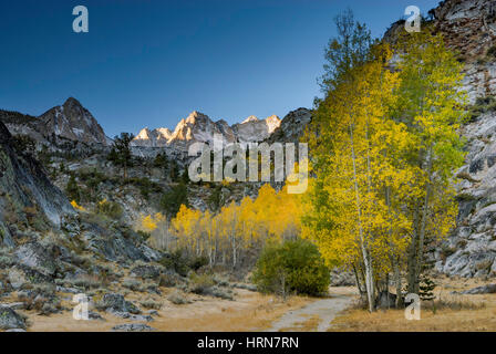 Foto di picco e aspens in caduta delle foglie nel lago Sabrina bacino evoluzione nella regione, John Muir Wilderness, Sierra Nevada, in California, Stati Uniti d'America Foto Stock