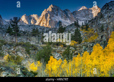 Foto di picco e aspens in caduta delle foglie nel lago Sabrina bacino evoluzione nella regione, John Muir Wilderness, Sierra Nevada, in California, Stati Uniti d'America Foto Stock