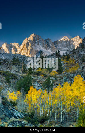 Foto di picco e aspens in caduta delle foglie nel lago Sabrina bacino evoluzione nella regione, John Muir Wilderness, Sierra Nevada, in California, Stati Uniti d'America Foto Stock