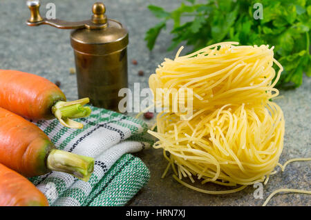 Sfera di tagliolini crudi con carote e prezzemolo Foto Stock