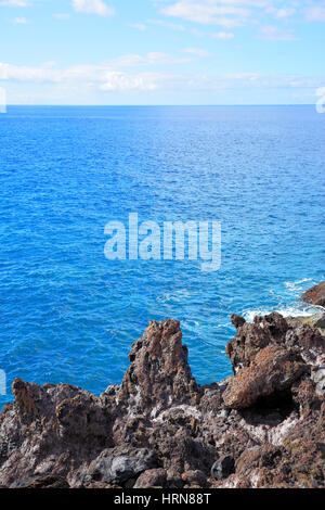 Bellissimo paesaggio marino rocce e mare orizzonte, naturale dello sfondo della foto, copyspace composizione Foto Stock