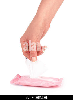 Femmina tirando a mano bianco tessuto per il viso da una scatola Foto Stock