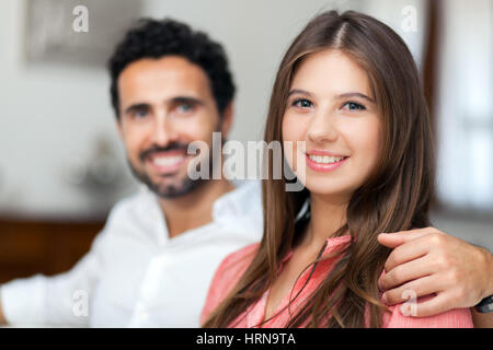 Coppia giovane sul divano nell'amore Foto Stock