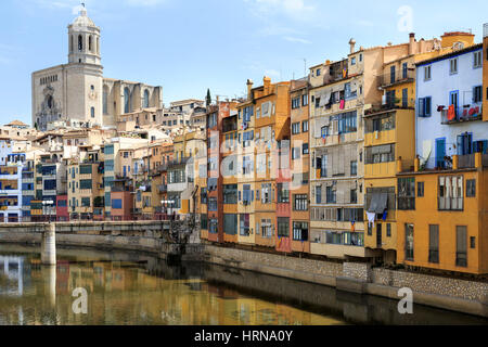 Il fiume Onyar e famosi casi d'Onyar case, con la Cattedrale di Girona, Spagna Foto Stock