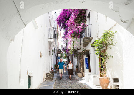 Esplorare le strette strade bianche di Cadaques, Costa Brava, Spagna Foto Stock