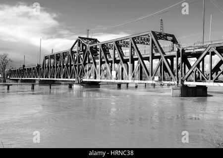 Vista panoramica del centro storico a traliccio metallico ponte girevole su I Street a Sacramento, California, collegamento Yolo County con la contea di Sacramento Foto Stock