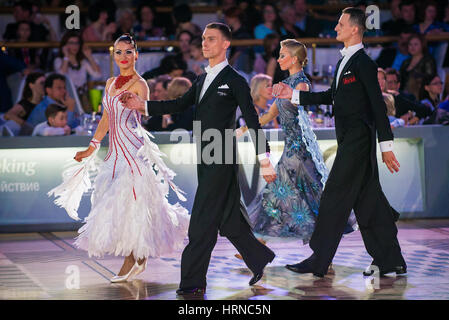 Mosca, Russia - 26 Apr 2015: coppie durante il ballo liscio evento al 2015 Aprire professionale europeo campionato latino-americani. Foto Stock