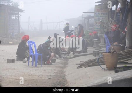 SAPA, Vietnam - Febbraio 24, 2013: Rosso non identificato Dao (rosso Yao, Dzao) donne cucito nel villaggio di Ta Phin. Essi sono la minoranza cinese in Vietnam Foto Stock