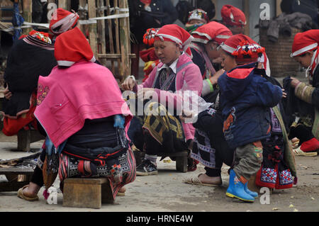 SAPA, Vietnam - Febbraio 24, 2013: Rosso non identificato Dao (rosso Yao, Dzao) donne cucito nel villaggio di Ta Phin. Essi sono la minoranza cinese in Vietnam Foto Stock