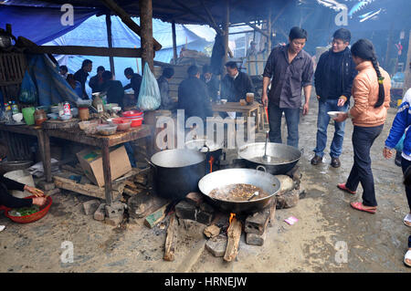 SAPA, Vietnam - 22 febbraio 2013: Carni ebollizione in una pentola al mercato rurale di Bac ha, nel Vietnam del Nord Foto Stock