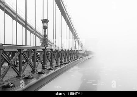 Il Ponte delle catene a Budapest in una mattinata nebbiosa, Ungheria. Foto Stock