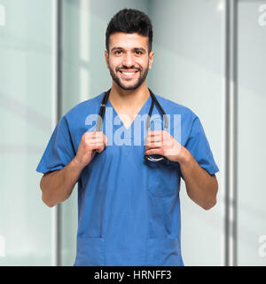 Ritratto di un bel giovane medico Foto Stock