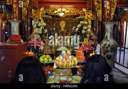 HANOI, VIETNAM - Febbraio 19, 2013: buddista adoratori in preghiera nell'interno del Bac Ma tempio in Hanoi Vietnam Foto Stock