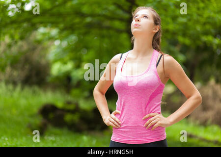 Ritratto di una donna fare fitness all'aperto Foto Stock