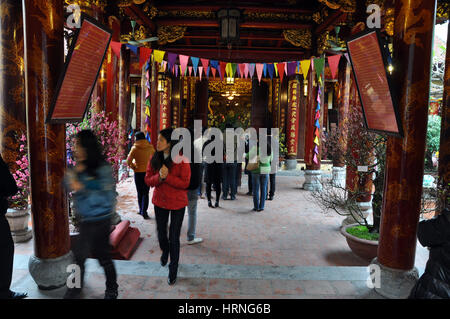 HANOI, VIETNAM - Febbraio 19, 2013: buddista adoratori in preghiera nell'interno del Bac Ma tempio in Hanoi Vietnam Foto Stock