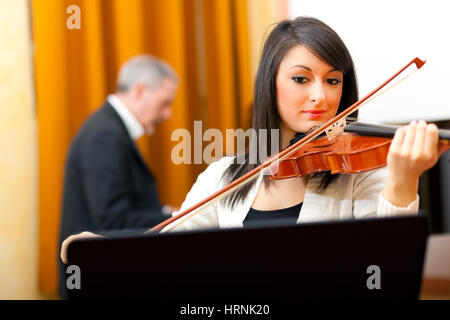 Violinista e pianista che suona insieme Foto Stock
