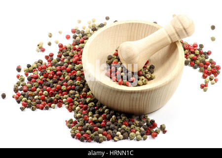 Grani di pepe misto con un mortaio di legno isolato su sfondo bianco Foto Stock