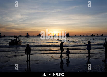 Tramonto su una spiaggia tropicale Foto Stock