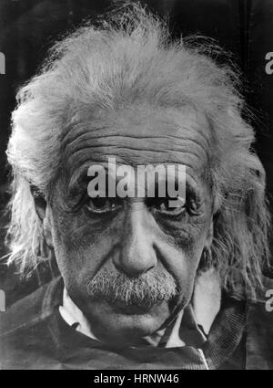 Albert Einstein (Marzo 14, 1879 - 18 Aprile 1955) era un tedesco-nato fisico teorico. Egli ha sviluppato la teoria della relatività generale, uno dei due pilastri della fisica moderna. Egli è meglio conosciuto nella cultura popolare per la sua massa-energia formula di equivalenza E=mc2. Egli ha ricevuto il 1921 Premio Nobel in fisica " per i suoi servizi alla fisica teorica e specialmente per la sua scoperta della legge dell'effetto fotoelettrico'. Foto Stock