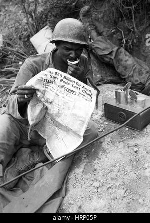 Guerra di Corea, soldato godendo di Chow, 1950 Foto Stock