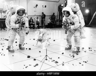 Apollo 12 la formazione dell'equipaggio per EVA Foto Stock