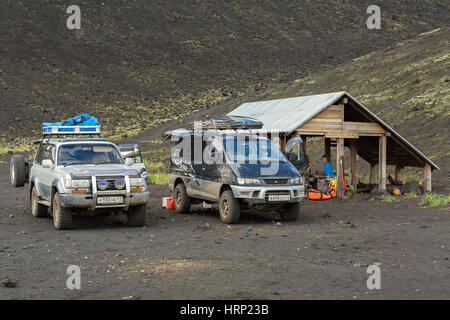 Penisola di Kamchatka, Russia - Agosto 20, 2016: Auto SUV nel parcheggio per i turisti. Nord svolta grande Tolbachik eruzione fissurale 1975 Foto Stock