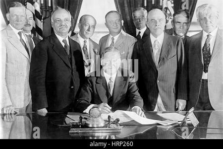 Presidente segni di Hoover Farm Bill in rilievo, 1929 Foto Stock