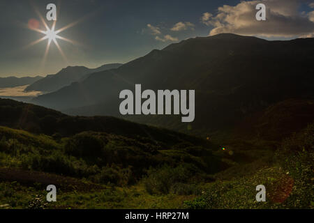Sunrise nel brookvalley Spokoyny al piede esterno del nord-est della pendenza della caldera del vulcano Gorely. Foto Stock