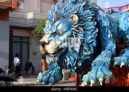 Acireale (CT), Italia - 28 Febbraio 2017: Dettaglio di un galleggiante allegorico raffigura un blue lion durante la sfilata di carnevale lungo le strade di Acireale Foto Stock