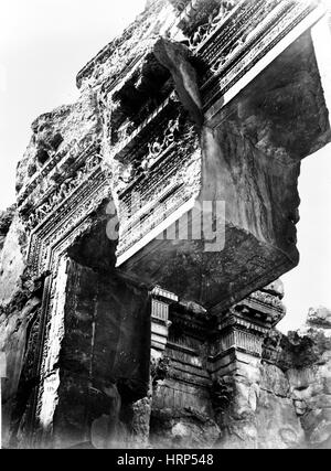 Grande portale, Tempio di Bacco, Baalbek, 1870s Foto Stock