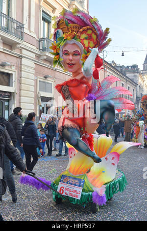 Acireale (CT), Italia - 28 Febbraio 2017: piccolo galleggiante allegorico raffigurante una ballerina di burlesque, durante la sfilata di carnevale Foto Stock