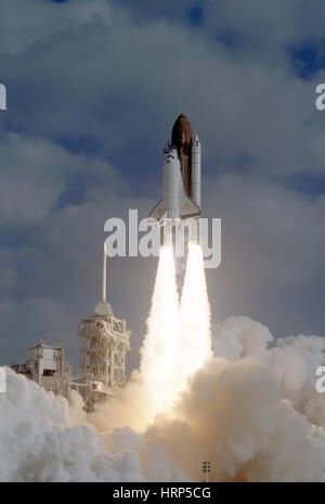 STS-31, lo Space Shuttle Discovery lancio, 1990 Foto Stock