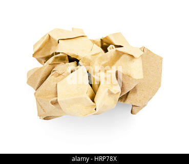 Crumpled carta marrone isolate su sfondo bianco, salvati percorso di clipping. Foto Stock