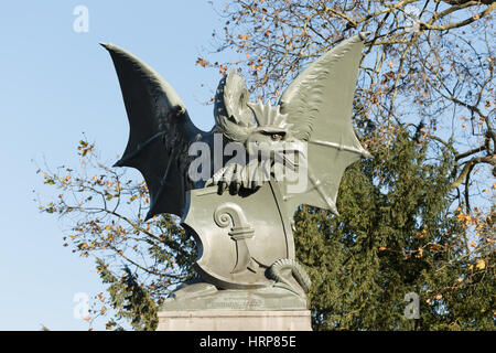 Una fotografia di un basilisco statua a Basilea in Svizzera. Il Basilisco è un mitico drago. Qui egli è in possesso lo stemma di Basilea e protectin Foto Stock