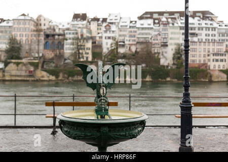 Una fotografia di un basilisco statua a Basilea in Svizzera. Il Basilisco è un mitico drago. Qui egli è in possesso lo stemma di Basilea e protectin Foto Stock