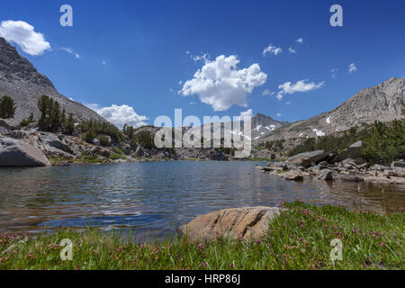 Cancellare la Sierra Nevada mountain lake su Pacific Crest Trail. Foto Stock