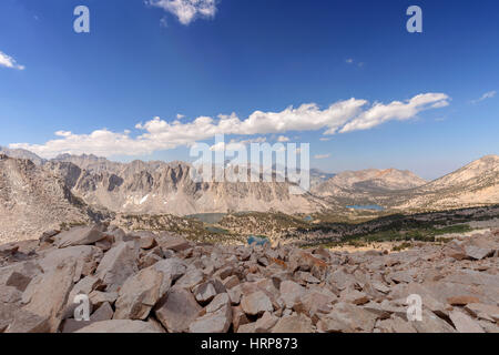 Nuvole roll over a Sierra Nevada mountain pass con un canyon verso il basso al di sotto sulla Pacific Crest Trail. Foto Stock