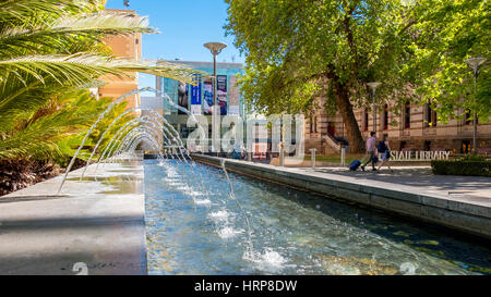 Adelaide, Australia - 11 Novembre 2016: libreria dello stato del South Australia si trova sulla terrazza nord nel CBD di Adelaide in un giorno Foto Stock