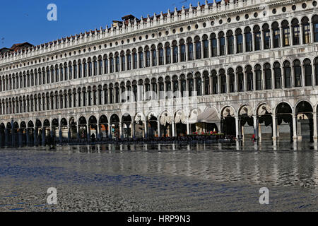 Venezia, VE, Italia - 31 Gennaio 2015: alta marea e il palazzo chiamato Procuratie Vecchie di Piazza San Marco Foto Stock