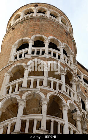 Venezia, VE, Italia - 31 dicembre 2015: antico palazzo veneziano con scala a spirale chiamato Palazzo Contarini del Bovolo Foto Stock