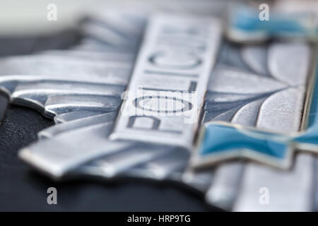 96/5000 gazzetta originale polizia polacca il badge di metallo. Elevata capacità di ingrandimento di parola Policja. Macro shot con texture dettagliate e lettere. Foto Stock