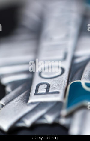 96/5000 gazzetta originale polizia polacca il badge di metallo. Elevata capacità di ingrandimento di parola Policja. Macro shot con texture dettagliate e lettere. Foto Stock