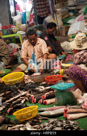 Pescivendoli al mercato Psaleu in Siem Reap - Cambogia Foto Stock