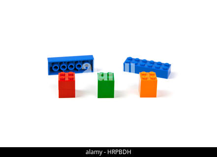 I mattoncini lego o pezzi già pronti per essere montati su tre pilastri per formare un modello di un ponte o viadotto. Foto Stock