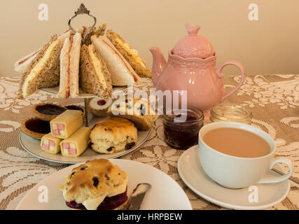 British il tè del pomeriggio con scones Foto Stock