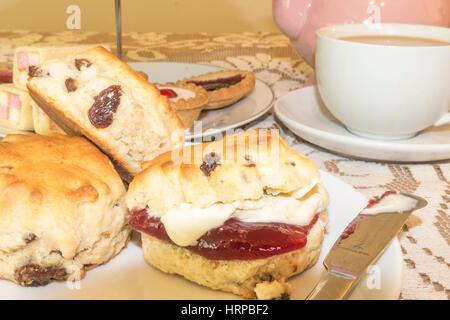 British il tè del pomeriggio con scones Foto Stock